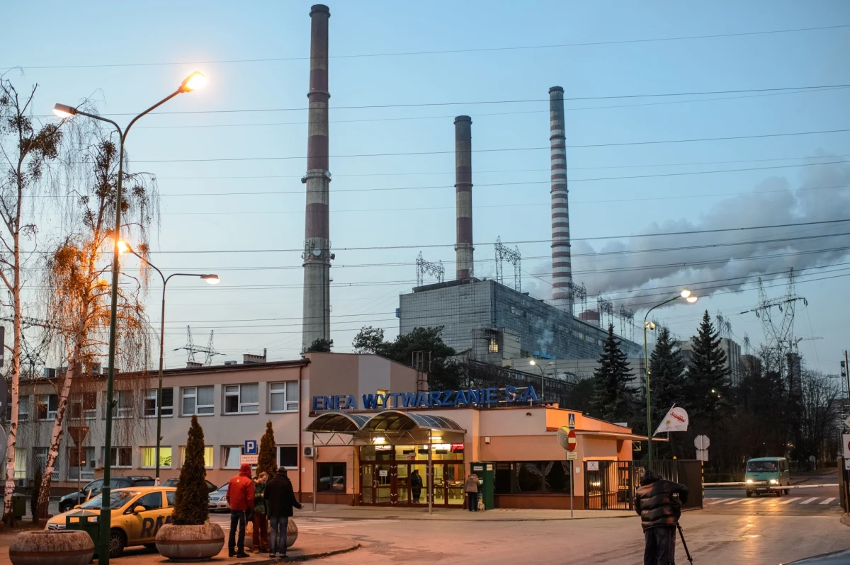 Prokuratura ma dziś zdecydować, kiedy śledczy będą mogli wejść do komina elektrowni Kozienice na Mazowszu. Oględziny po tragicznym wypadku zostały przerwane, bo życie policjantów i prokuratorów było zagrożone. Platforma zawieszona na wysokości 200 metrów runęła wczoraj na ziemię. Czterech robotników zginęło.