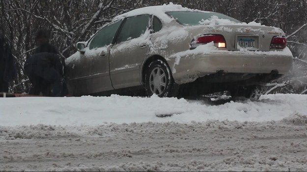 Przybywa śniegu w północno-wschodniej Minnesocie. Pada nieprzerwanie od kilku dni, a warstwa białego puchu sięga już ponad 2 metrów. Powoduje to wiele utrudnień, szczególnie na drogach. W całym stanie doszło już do setek wypadków drogowych, w tym co najmniej pięciu śmiertelnych. Służby drogowe nie nadążają z odśnieżaniem.