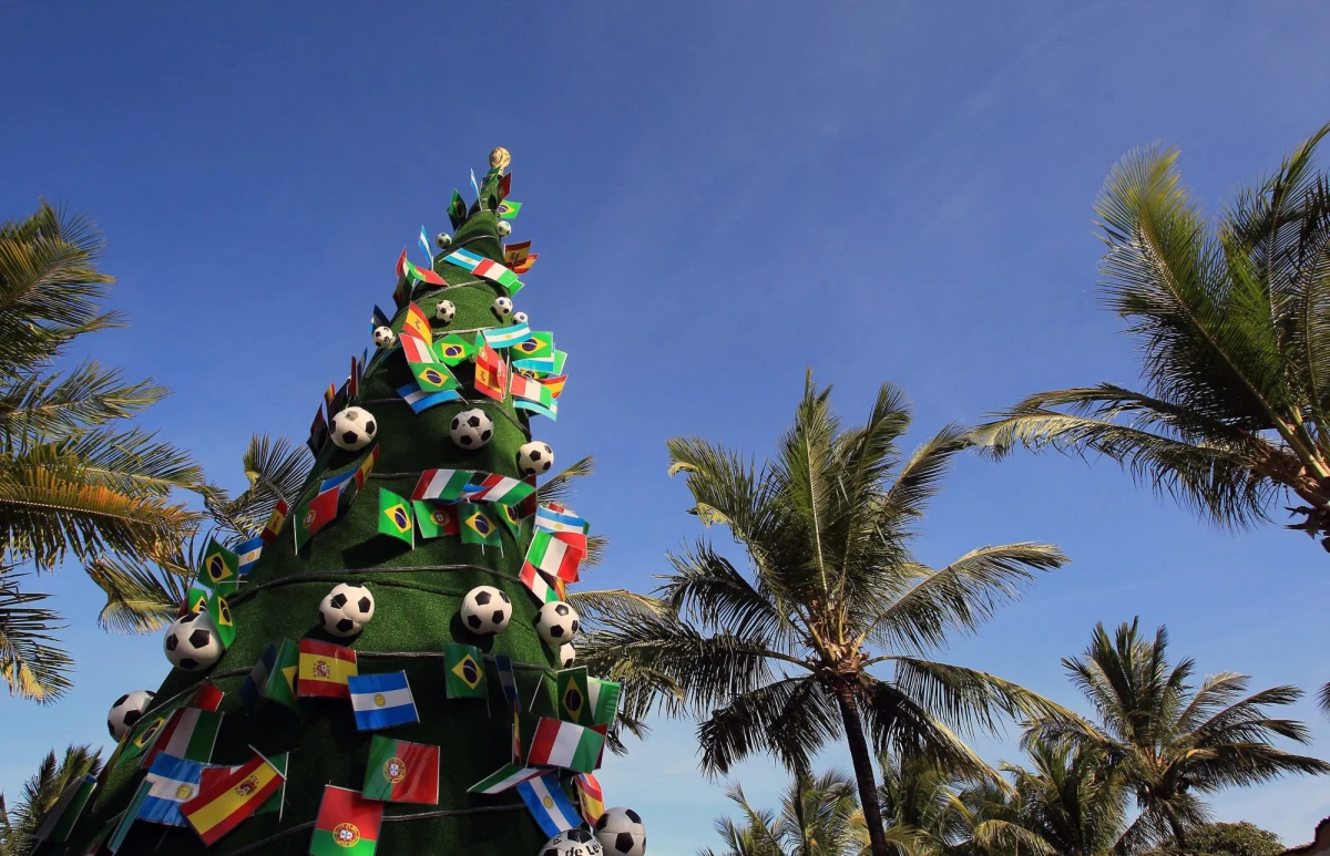 2700 osób weźmie udział w piątkowej ceremonii losowania grup piłkarskich mistrzostw świata w Brazylii. Do kurortu Costa do Sauipe zawita m.in. 30 z 32 trenerów reprezentacji uczestniczących w mundialu, a kulki z nazwami drużyn wyciągać będą przedstawiciele ośmiu krajów, które zdobyły tytuł. 