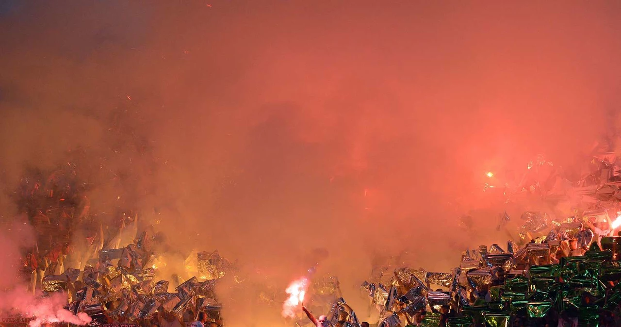 Oprawa kibiców Legii Warszawa podczas meczu z Lazio na Stadio Olimpico w Rzymie.