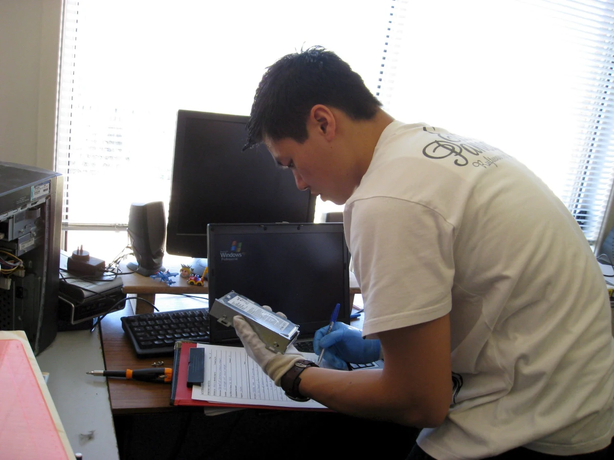 Biegły informatyk zakończył badanie dysku z plikami graficznymi i filmami przesłanymi przez prokuratorów z Dominikany – dowiedział się portal tvp.info. Ekspert znalazł tam znaczną ilość materiałów pedofilskich, zarówno tych
dostępnych w internecie jak i wytworzonych przez osobę, który nagrała je na dysku swojego komputera. 