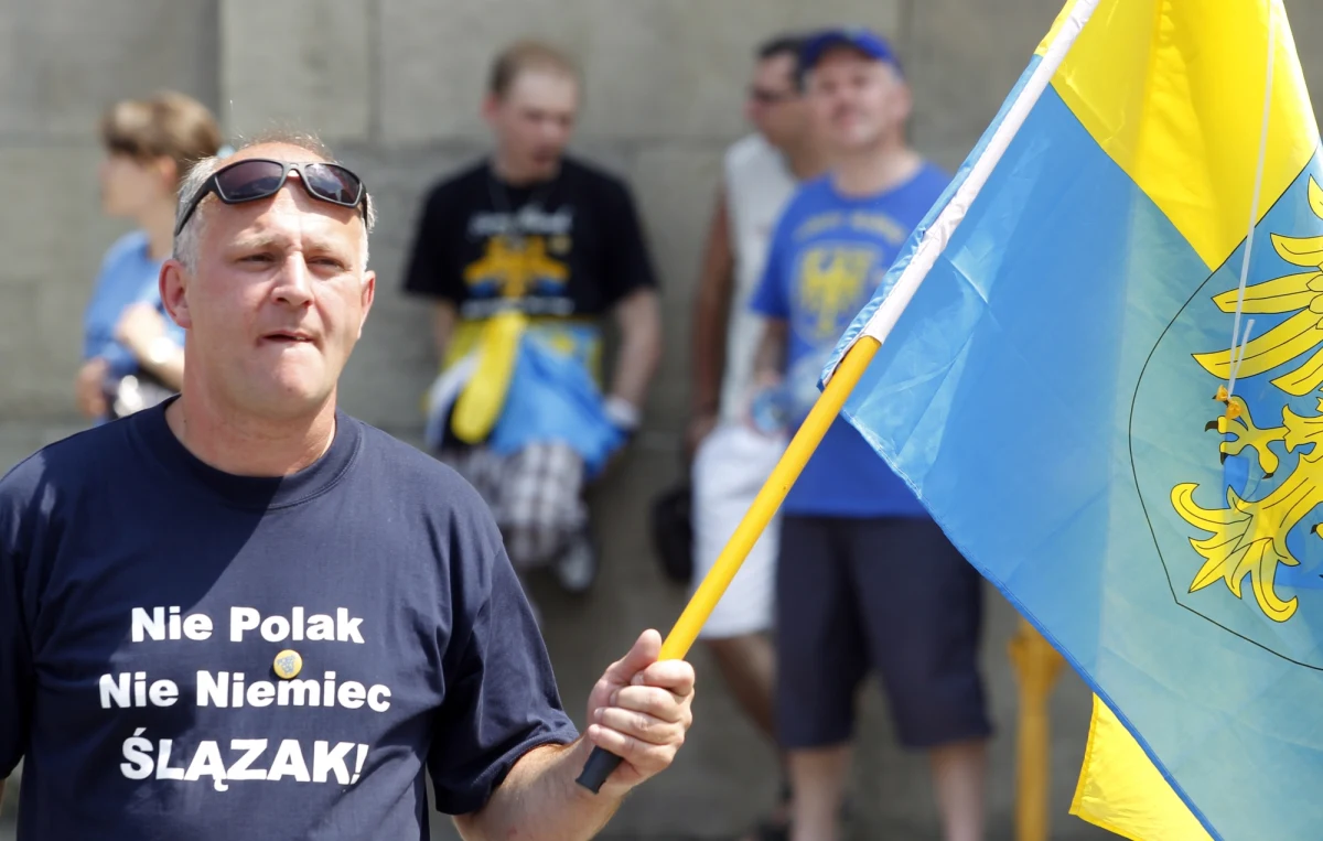 Ślązaków nie można uznać za odrębny naród i dlatego Stowarzyszenie Osób Narodowości Śląskiej nie powinno być zarejestrowane w Krajowym Rejestrze Sądowym pod taką nazwą - orzekł Sąd Najwyższy. „Szanując przekonanie części Ślązaków o ich pewnej odrębności, wynikającej z kultury i regionalnej gwary, nie można jednak zaakceptować sugestii, iż tworzy się naród śląski, bądź już istnieje - w liczbie kilkuset tysięcy osób, którzy zadeklarowali taką przynależność w spisie powszechnym" - stwierdził SN. 