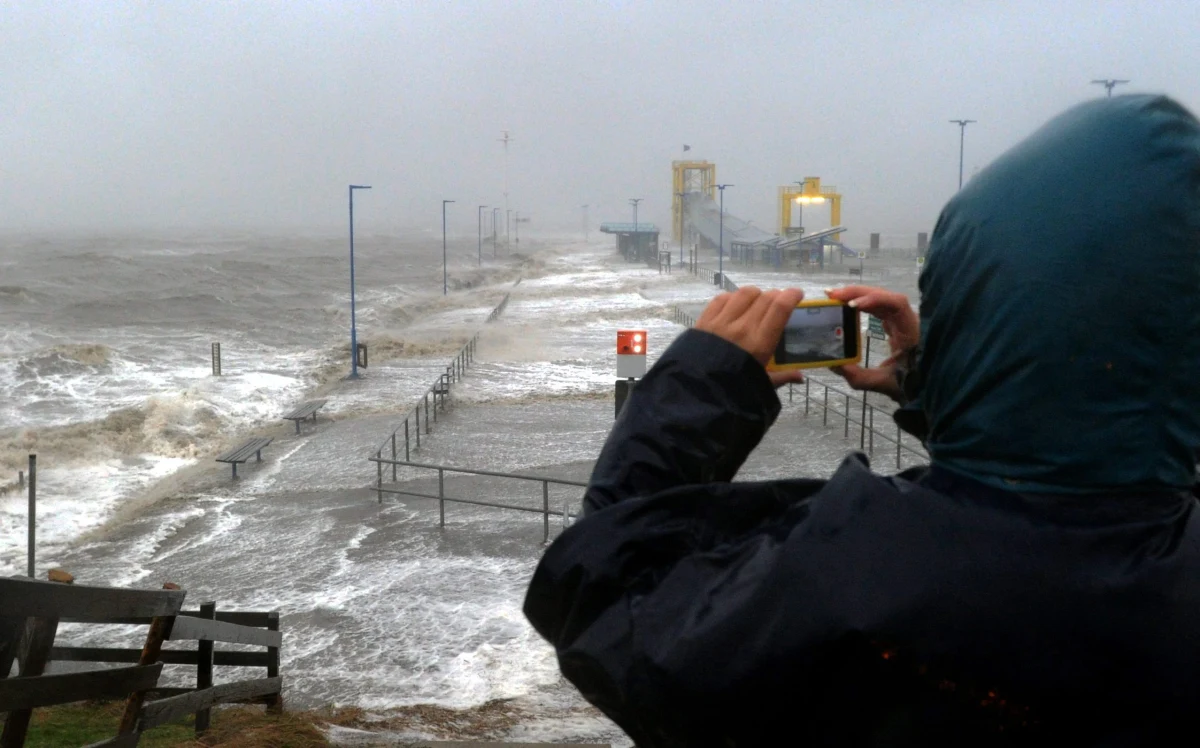 Załamanie pogody - tak w skrócie można opisać to, co będzie się działo w najbliższych dniach. Czekają nas zawieje i zamiecie śnieżne, gwałtowny spadek ciśnienia i silny wiatr. Jak ostrzegają synoptycy, na północy Polski wiejący nawet 135 kilometrów na godzinę. Wojewódzkie Centrum Zarządzania Kryzysowego (WCZK) przypomina o zachowaniu środków ostrożności.