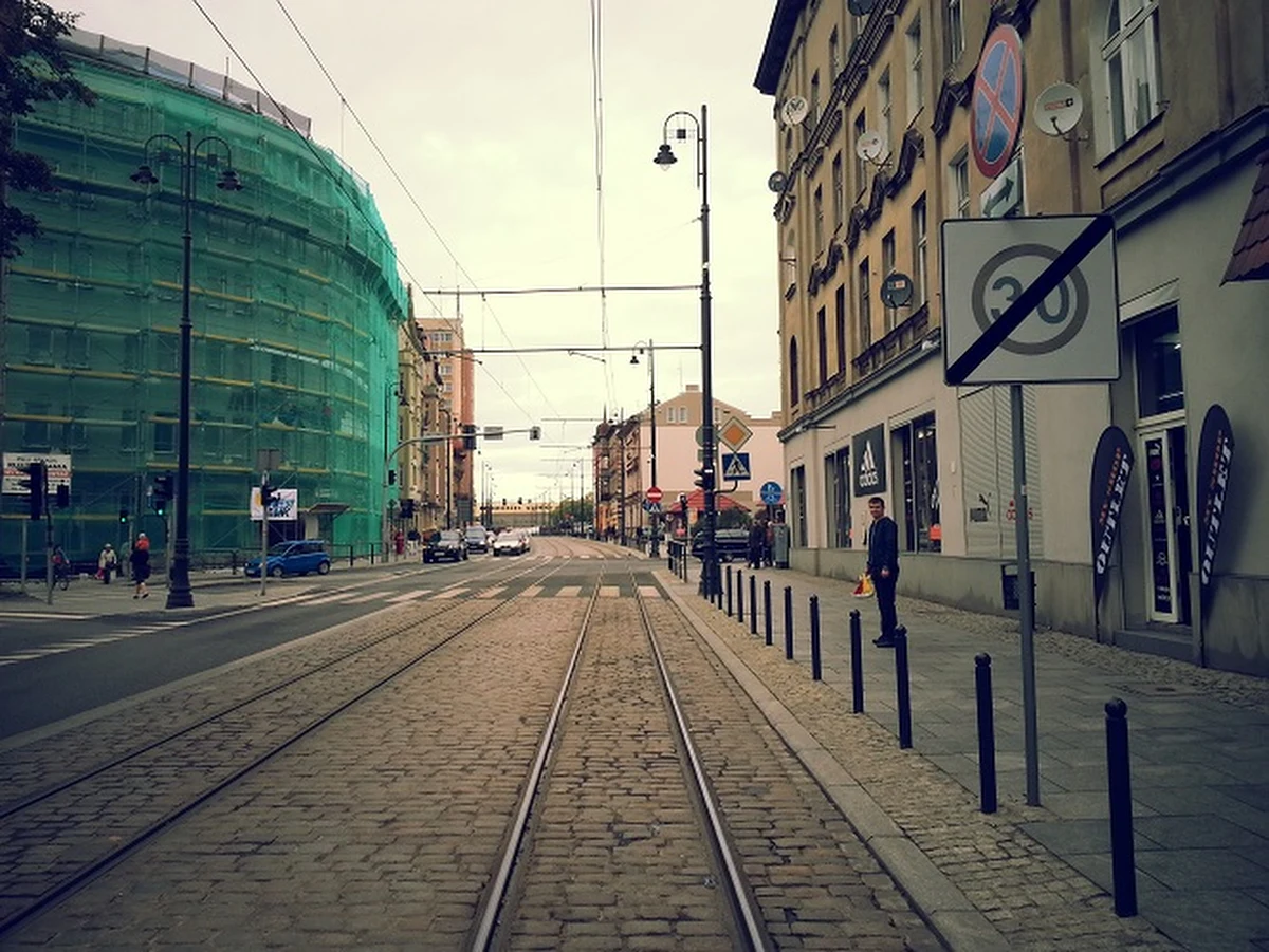 Kolejni bydgoszczanie mają problem z tramwajami. Mieszkańcy ulicy Dworcowej skarżą się RMF FM, że pędzące pod ich oknami tramwaje powodują drgania, które niszczą budynki i nie dają spać. Nasz dziennikarz Paweł Balinowski postanowił interweniować w ich sprawie.