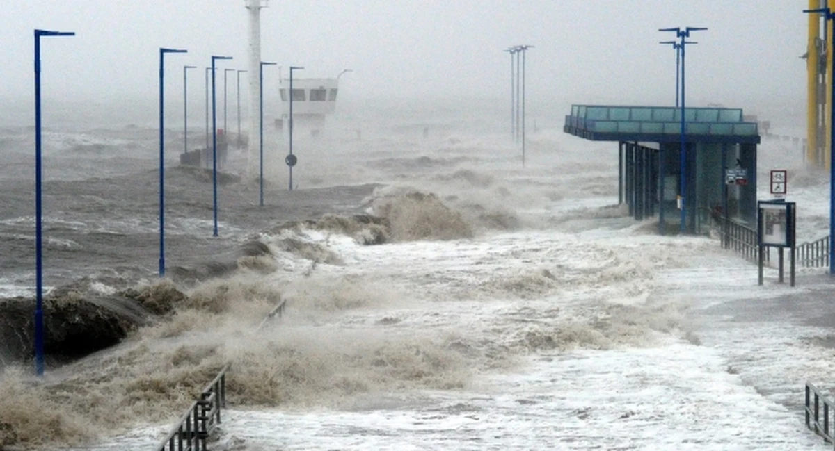 Huragan Ksawery dotarł do wybrzeży Niemiec. Do wieczora prędkość wiatru może zwiększyć się do 160 kilometrów na godzinę. Hamburg nastawia się na kilka fal sztormowych. W Szkocji zginął kierowca ciężarówki przewróconej silnym podmuchem wiatru.