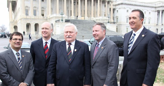 "Ze sprawy wiz należy już się tylko śmiać" – mówi Lech Wałęsa, który przebywa w amerykańskiej stolicy. W środę odbyła się w Waszyngtonie premiera filmu Andrzeja Wajdy pt. "Wałęsa. Człowiek z nadziei", na której były prezydent był gościem. To, że w czasie rozmów z amerykańskimi politykami legendarny przywódca Solidarności rozmawiał także o wizach, ujawniła senator Barbara Mikulski. 