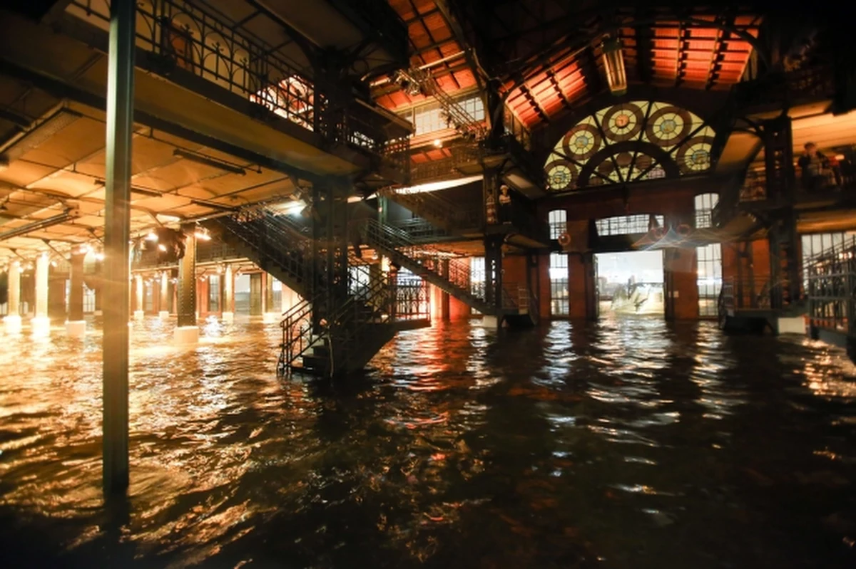 Huragan Ksawery sparaliżował znaczne obszary Wielkiej Brytanii, poważnie skomplikowały komunikację w południowej Skandynawii, w Niemczech i w Holandii. Wiatr pozrywał w wielu miejscach linie energetyczne. Gwałtownie wzrosło zagrożenie powodziowe.  