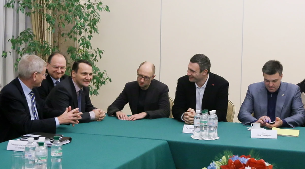"Propozycja polskiej i szwedzkiej dyplomacji jest bardzo interesująca" - powiedział po spotkaniu w Kijowie z Radosławem Sikorskim, jeden z liderów ukraińskiej opozycji, słynny bokser Witalij Kliczko. Szef polskiej dyplomacji zaproponował opozycji, by nie krytykowała rządu za przyszłe bolesne reformy.