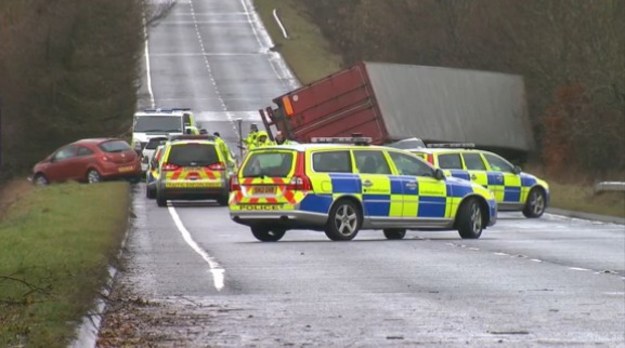 Dwie osoby zginęły w Wielkiej Brytanii w czwartek po przejściu potężnych nawałnic i burz, które nawiedziły Europę Północną i Środkową, powodując chaos komunikacyjny i zakłócania na lotniskach. Dziesiątki tysięcy ludzi zostało pozbawionych prądu.


W Szkocji zginął kierowca ciężarówki, a cztery osoby zostały ranne w wyniku wypadku, do którego doszło w West Lothian. Jak poinformowała policja, bardzo silny wiatr przewrócił jego pojazd na inne samochody. - On po prostu jechał, gdy nagle uderzył w niego silny podmuch wiatru. W mgnieniu oka samochód się przewrócił. Nie było mowy, żeby zdążył jakoś zareagować. Nie miał szans - powiedział kierowca innej ciężarówki, który widział całe zdarzenie.


W Szkocji prędkość wiatru dochodziła do 229 kilometrów na godzinę. W północnych Niemczech wiatr osiągał w porywach do 144 kilometrów na godzinę. Wstrzymano ruch pociągów. W Hamburgu odwołano wszystkie loty. Na tamtejszym lotnisku utknęły tysiące pasażerów. W północnej części Niemiec nie kursowały także promy.


Silny wiatr i burze dają się we znaki także mieszkańcom Holandii, Szwajcarii i Polski.

Huragan Ksawery szaleje nad Polską: Połamane drzewa i pozrywane dachy