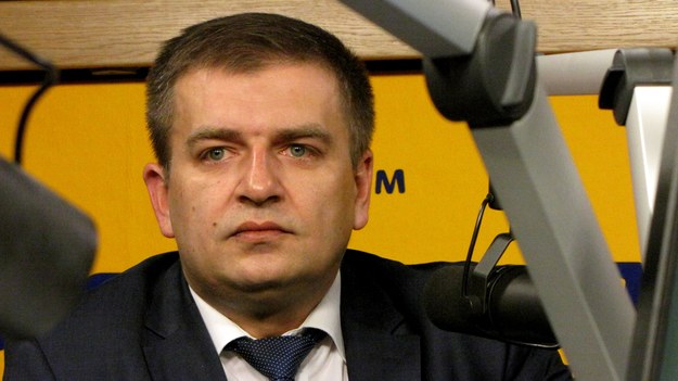 Robię swoje - tak Bartosz Arłukowicz odpowiada w Kontrwywiadzie RMF FM na pytanie, jak uniknął "zrekonstruowania". - Praca w ministerstwie zdrowia to nie jest łatwa robota, jest mozolna, ale ja nie należę do ludzi, którzy lubią się mazać. To trudny system, zawsze można zrobić coś lepiej, ale przeprowadzamy codziennie, po kolei ustawy, które chociaż trochę poprawiają ludziom życie - podkreśla. Zapowiada też ocenę pracy szefowej NFZ zaraz po zakończeniu procesu kontraktowania na rok 2014.