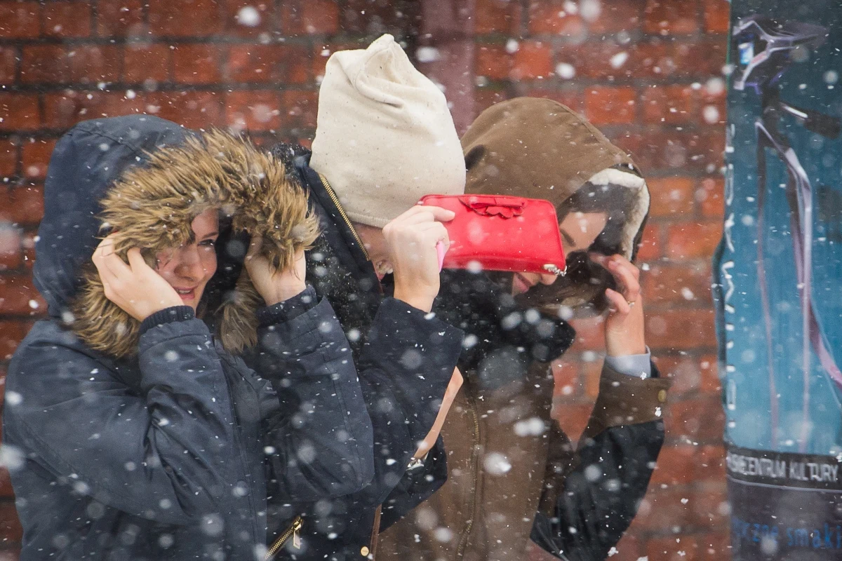 Trzy osoby zginęły w Poraju w województwie pomorskim, gdy na samochód spadło powalone przez wiatr drzewo, 400 tys. odbiorców jest bez prądu, odwołano część połączeń lotniczych - to bilans silnych wiatrów wiejących nad Polską. Od północy straż interweniowała 1800 razy. 