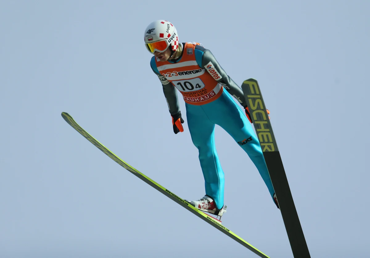 Kamil Stoch uzyskał 100 m i zajął drugie miejsce w kwalifikacjach do jutrzejszego konkursu Pucharu Świata w skokach narciarskich w norweskim Lillehammer. Wygrał Niemiec Richard Freitag - 98,5 m. W konkursie wystartuje sześciu Polaków. 