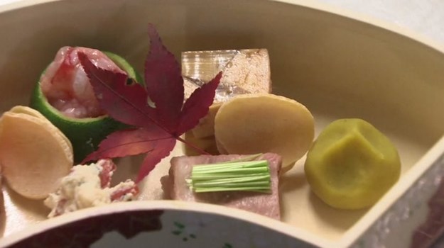 Washoku, tradycyjna kuchnia japońska, została wpisana na listę niematerialnego dziedzictwa kultury UNESCO. To niezwykle prestiżowe wyróżnienie, którym dotychczas uhonorowano jedynie kuchnię francuską. Dlaczego zatem kuchnia Kraju Kwitnącej Wiśni jest tak wyjątkowa?


Istotą washoku są sezonowe składniki, wyjątkowy smak, długi czas przygotowania potraw, a także określony sposób ich spożywania. Japońska sztuka kulinarna koncentruje się też na walorach estetycznych posiłku. Ale najważniejszy jest dobroczynny wpływ washoku na nasze zdrowie: tradycyjne japońskie potrawy są przygotowywane na bazie produktów, które są naturalnie dostępne o danej porze roku. Taka dieta, przekonują mistrzowie washoku, chroni przed chorobami i alergiami.