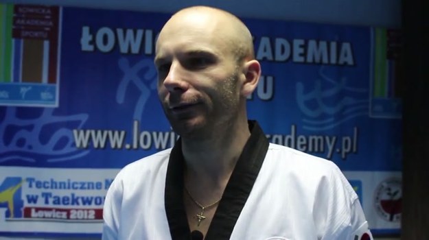 Trener taekwondo Kamil Sobol opowiada o terapeutycznej roli treningów w przypadku osób niepełnosprawnych. Na treningi Kamila Sobola uczęszcza m.in. Przemysław Wieczorek, który stracił w wypadku obie ręce.  