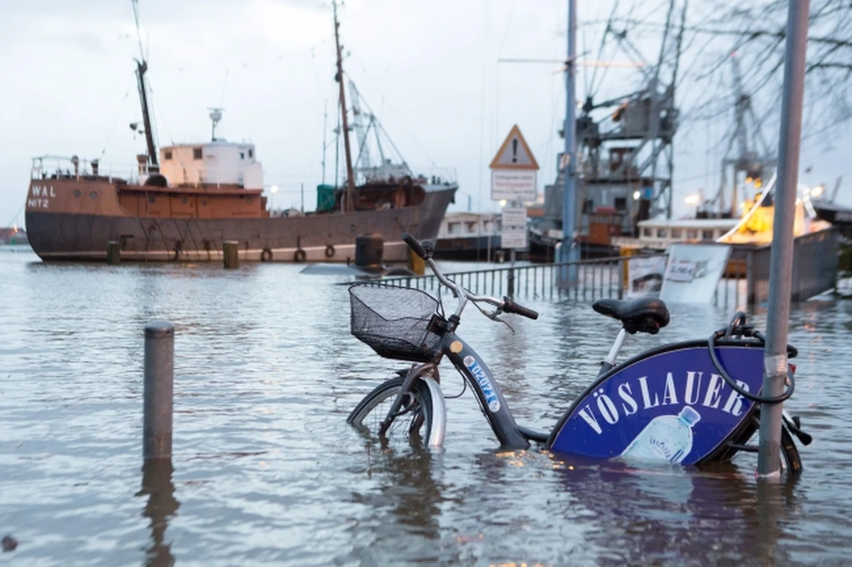 Huragan Ksawery, który od wczoraj szalał nad północną częścią Niemiec, dawał się we znaki przede wszystkim mieszkańcom północnej części Niemiec, przesunął się na wschód w kierunku Bałtyku.  Wiatr w porywach osiągał prędkość 160 km/godz.