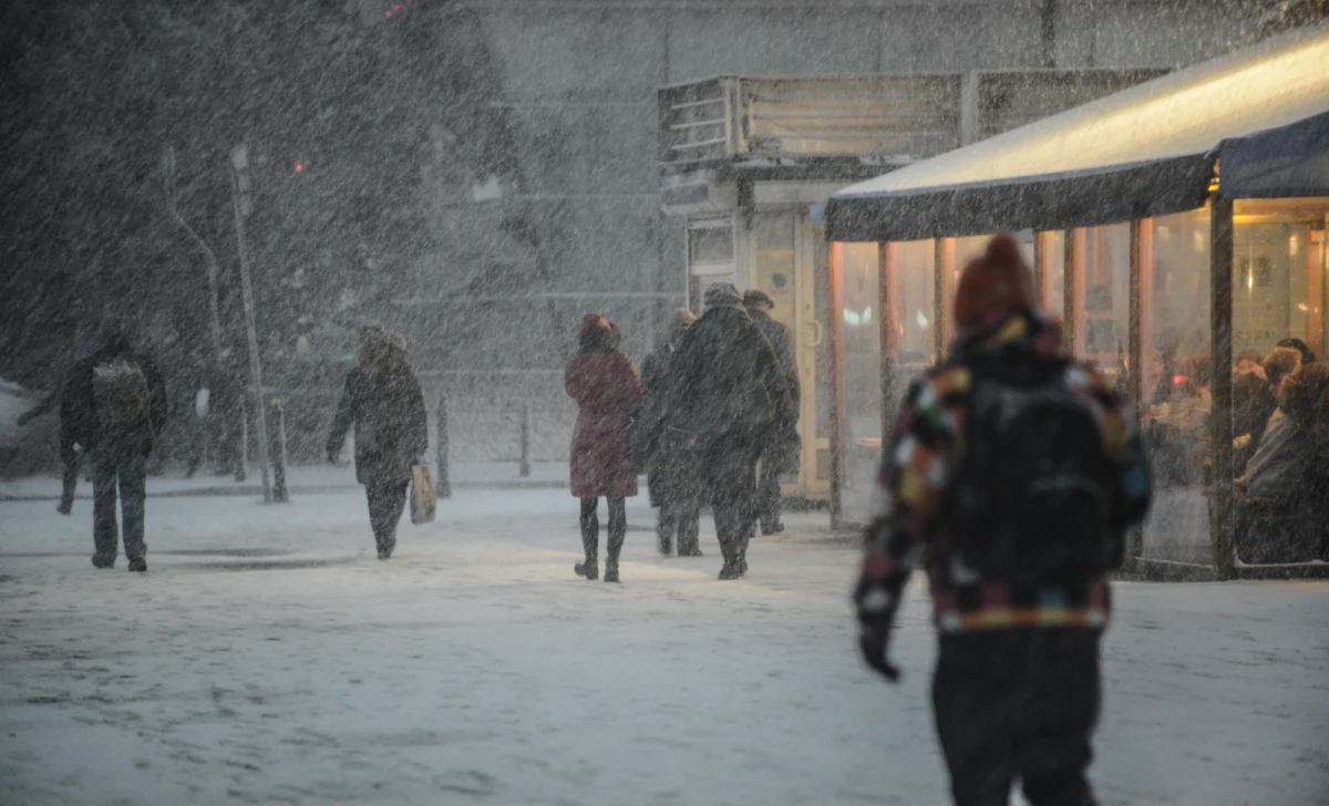 Cztery osoby zginęły, co najmniej 400 tys. domów bez prądu, uszkodzonych ponad 30 budynków, utrudnienia na drogach i torach oraz 2,7 tys. interwencji straży pożarnej - to bilans ataku Ksawerego. Huragan najpierw przeszedł przez Wybrzeże, potem przez centrum kraju i przemieścił się na wschód. Co najmniej do sobotniego poranka będzie wiało z prędkością przekraczającą w wielu miejscach 90 km/godz. 