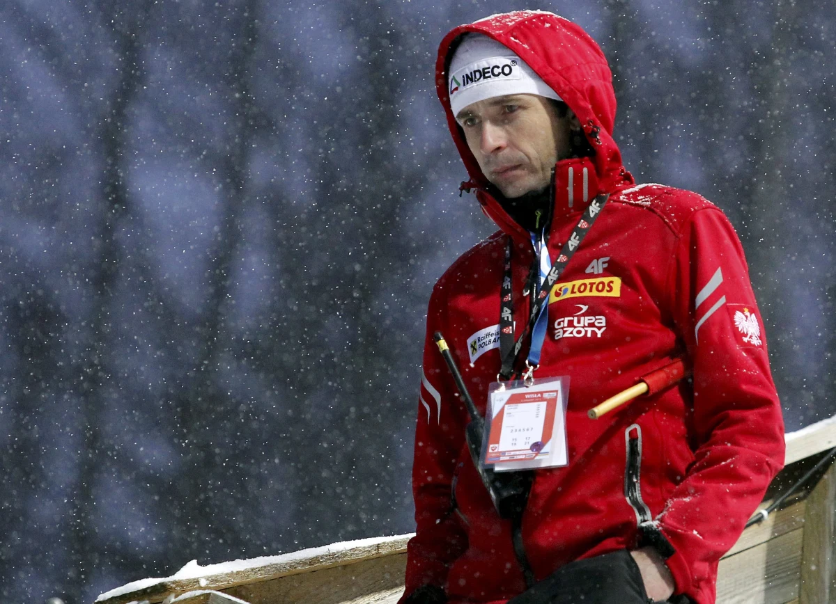 „Do sukcesu prowadzą małe kroki. Aby wejść na szczyt schodów, musimy wspiąć się kolejno po wszystkich stopniach, inaczej możemy się potknąć. Nie można stać na dole i myśleć tylko o szczycie. Trzeba działać” – mówi Łukasz Kruczek. Trener kadry polskich skoczków dołączył do Szlachetnej Paczki. „Szlachetna Paczka to szczytny projekt, którego główną ideą jest rozwój – rozwój każdego pojedynczego człowieka, który bierze w nim udział. To nie tylko zwykłe pomaganie innym ludziom w gorszej sytuacji” – podkreśla Kruczek.