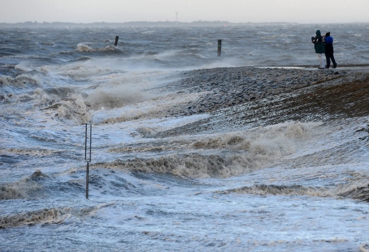 Co najmniej 11 osób zginęło w wyniku huraganu, który uderzył na północ i północny zachód Europy. Pięć osób zginęło w Polsce, po dwie w Wielkiej Brytanii i Szwecji, po jednej w Danii i Austrii. Ponadto na Bałtyku w rejonie szwedzkiego Ystad dwóch marynarzy prawdopodobnie wypadło za burtę. 