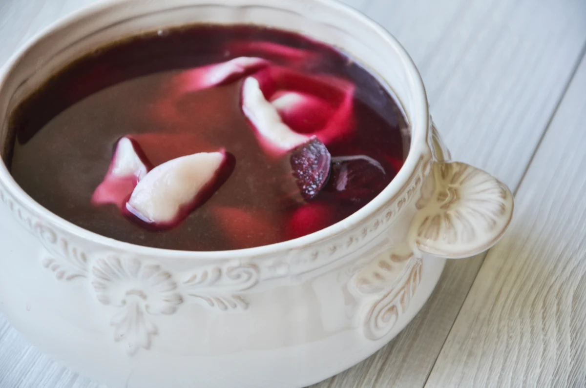 Rubinowoczerwonego, aromatycznego barszczu nie może zabraknąć na wigilijnym stole. By jednak zachwycał głębią smaku, już teraz trzeba zrobić zakwas.