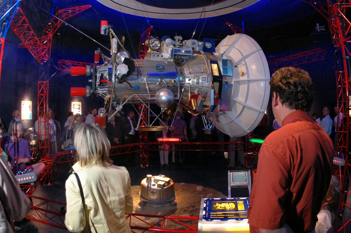 Planetarium im. Władysława Dziewulskiego to jedno z tych miejsc, które trzeba odwiedzić w Toruniu, gdzie goszczą dziś Fakty z Twojego Miasta. "Planetarium to takie miejsce, gdzie widać gwiazdy nawet wtedy, gdy jest pochmurno. Odtwarzamy tu wygląd nieba, pokazujemy Gwiazdę Betlejemską, ale także Toruń za czasów małego Mikołaja Kopernika" - mówi w rozmowie z RMF FM astronom Jerzy Rafalski. 