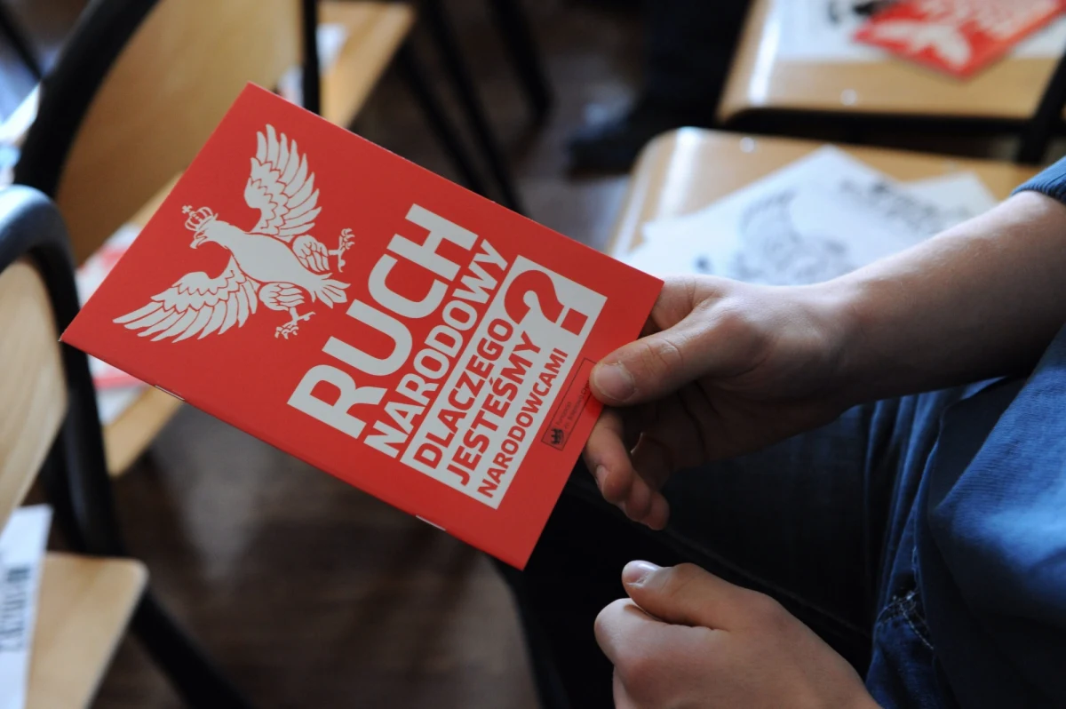 Ruch Narodowy wystawi listy w wyborach do Parlamentu Europejskiego - zapowiada "Gazeta Wyborcza". Kandydaci będą musieli jednak podpisać deklarację o oddaniu 50 procent wynagrodzenia. "Oczywiście, jeśli przeciwnicy UE podbiją brukselskie salony" - zaznacza dziennik.