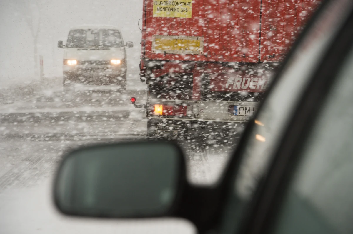 Silna śnieżyca sprawiła, że na drogach Suwalszczyzny są fatalne warunki. Po kolizji autobusu PKS z tirem we wsi Motule Stare powstał korek, w którym stoi jeszcze 5 innych pojazdów PKS. 