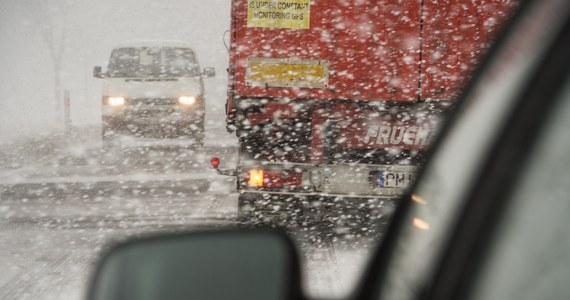 Silna śnieżyca sprawiła, że na drogach Suwalszczyzny są fatalne warunki. Po kolizji autobusu PKS z tirem we wsi Motule Stare powstał korek, w którym stoi jeszcze 5 innych pojazdów PKS. 