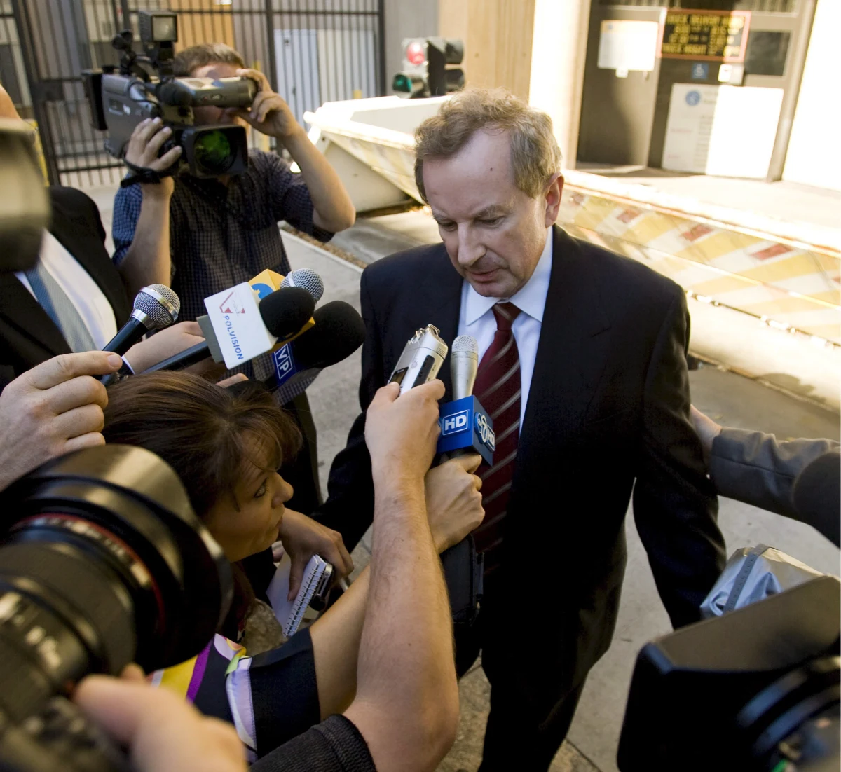 Prokuratura Apelacyjna w Łodzi potwierdza doniesienia naszego dziennikarza Romana Osicy. Edward Mazur może przyjechać z USA do Polski bez narażania się na zatrzymanie. "Prokuratura zdecydowała o uchyleniu postanowienia ws. tymczasowego aresztu dla polonijnego biznesmena podejrzanego o podżeganie do zabójstwa Marka Papały"- czytamy w oświadczeniu śledczych. 