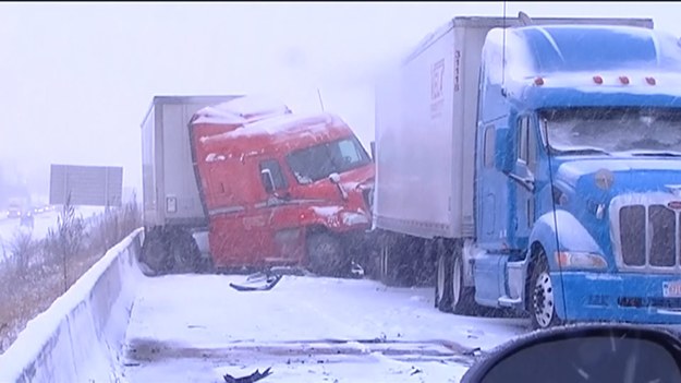 Setki rozbitych aut, ranni i zabici, nieprzejezdne drogi i autostrady - to skutek ataku zimy w amerykańskim stanie Wisconsin. 


W hrabstwie Racine doszło do ogromnego karambolu. - Według mojej wiedzy, zderzyły się co najmniej trzy wielkie ciężarówki z naczepami i ponad 30 innych aut - informował Tom Czerniak z lokalnej straży pożarnej.


- Było źle. Ledwo widzieliśmy drogę. Rozmawiałem przez telefon i nagle poczułem, że gwałtownie skręcamy, próbując ominąć inne auta i wylądowaliśmy w rowie - opowiadał Luis Alanis, pasażer busa, który zjechał z drogi.