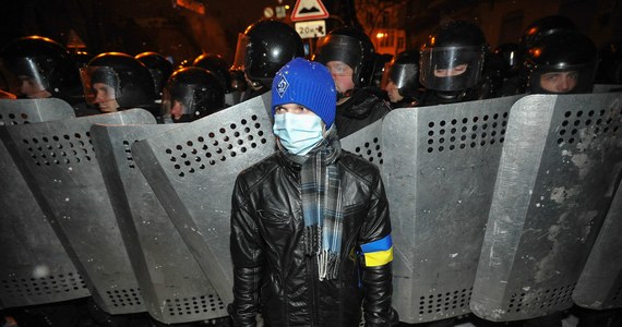 Ulica prowadząca do siedziby prezydenta Janukowycza została odblokowana. Siły wojsk wewnętrznych ukraińskiego MSW i milicyjnego specnazu Berkut wypchnęły zwolenników opozycyjnej partii Swoboda z ich miasteczka namiotowego w Kijowie. Z relacji wynika, że służby nie użyły pałek. 