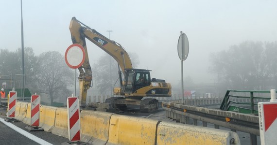 Opóźnia się remont wiaduktu Leźnie koło Gdańska na krajowej "siódemce" w Pomorskiem. Prace miały się zakończyć najpóźniej drugiego grudnia. Wykonawca płaci już kary umowne. Na razie jednak są one niewielkie. 