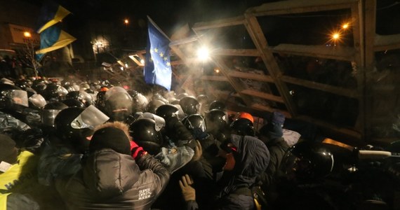 Specjalne oddziały milicji Berkut wkroczyły w nocy do miasteczka namiotowego zwolenników podpisania umowy stowarzyszeniowej Ukrainy z UE na Majdanie Niepodległości w Kijowie. Około 5 rano milicja zrezygnowała z dalszego natarcia na Majdan. W tej chwili twarzą w twarz stoją naprzeciwko siebie demonstranci broniący placu i milicjanci, którzy wcześniej zlikwidowali wszystkie barykady otaczające Majdan. Wiadomo, że są ranni i zatrzymani, ale nie ma jasnych informacji w tej sprawie.
