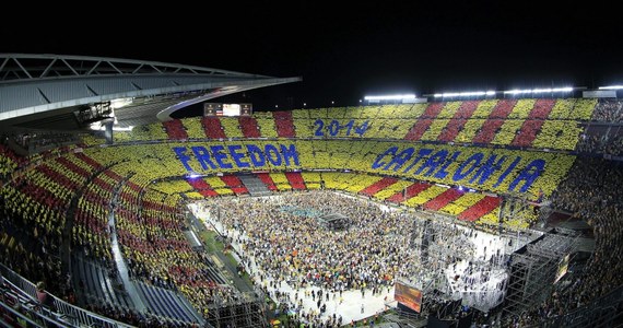 W przyszłym roku zaplanowano referendum w sprawie przyszłości stadionu klubu piłkarskiego FC Barcelona. W głosowaniu wezmą udział kibice, którzy regularnie opłacają składki. Stadion może zostać zmodernizowany, zbudowany od podstaw, albo... pozostawiony bez zmian. 