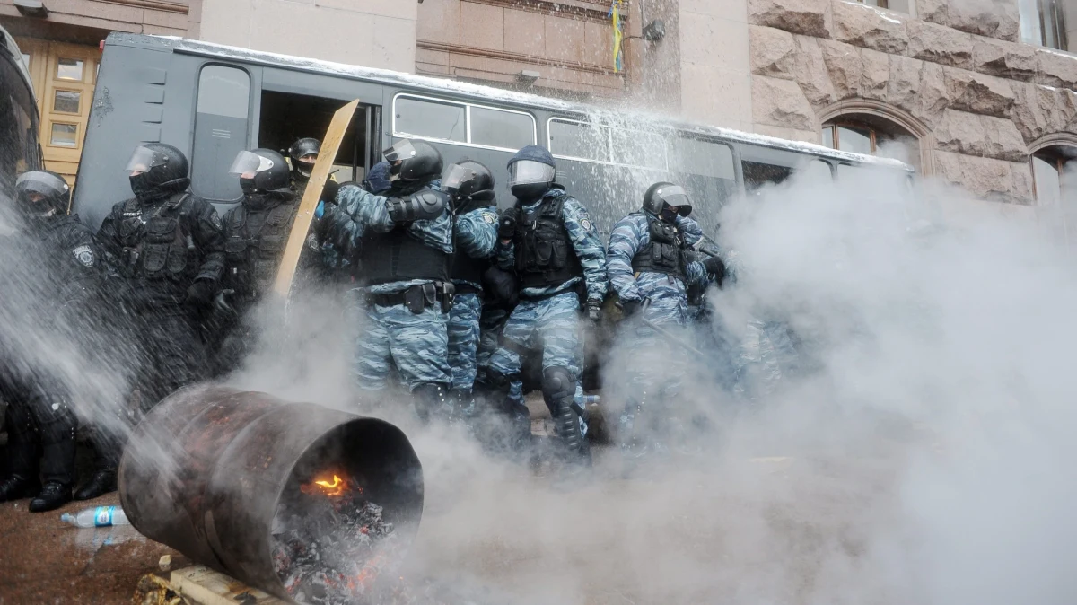 Specjalne oddziały milicji i wojsk MSW Ukrainy wycofały się z miejsc w centrum Kijowa, gdzie trwają protesty zwolenników integracji Ukrainy z Unią Europejską. Zgromadzeni na Majdanie Niepodległości powitali wiwatami wycofanie sił bezpieczeństwa. Inna grupa milicji, rozlokowana przed ratuszem w Kijowie, również opuściła zajmowany teren. Co dzieje się teraz na Ukrainie? Czytaj naszą relację minuta po minucie.