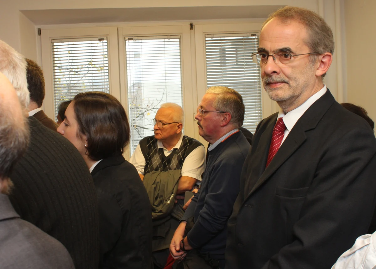 "Jesteśmy poważnie zaniepokojeni konsekwentnym dyskredytowaniem nas przez pana w oczach opinii publicznej. (...) Wydaje nam się, że pańskie publiczne wypowiedzi niedwuznacznie sugerujące, że jesteśmy winni i zostaniemy skazani, nie licują z godnością piastowanego przez pana urzędu" - napisali w liście otwartym do prokuratora generalnego Andrzeja Seremeta krakowscy przedsiębiorcy Paweł Rey i Lech Jeziorny.