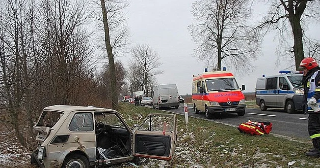 W wyniku wypadku fiat został niemal doszczętnie zniszczony