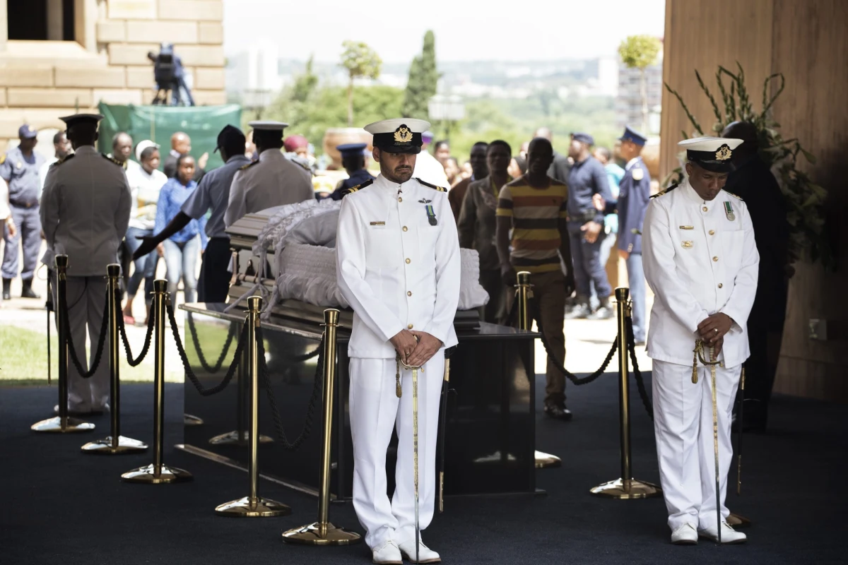 Światowi przywódcy oraz tysiące mieszkańców RPA przeszły w Pretorii przed trumną z ciałem Nelsona Mandeli, byłego prezydenta tego kraju i symbolu walki z apartheidem. Pogrzeb południowoafrykańskiego męża stanu odbędzie się w niedzielę. 