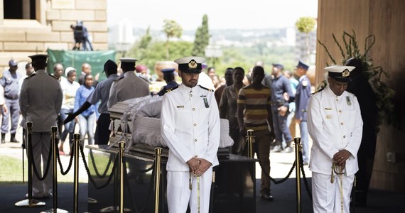 Światowi przywódcy oraz tysiące mieszkańców RPA przeszły w Pretorii przed trumną z ciałem Nelsona Mandeli, byłego prezydenta tego kraju i symbolu walki z apartheidem. Pogrzeb południowoafrykańskiego męża stanu odbędzie się w niedzielę. 