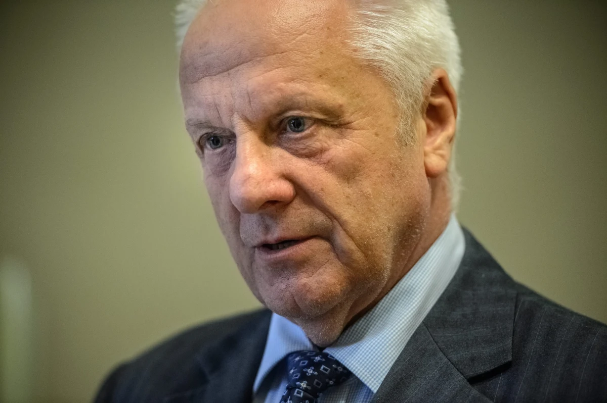 Pochodzący z Indii gatunek muchówki, odkrył polski naukowiec dr Andrzej Józef Woźnica z Uniwersytetu Przyrodniczego we Wrocławiu. Owad zyskał nazwę "Suillia niesiolowskii", na cześć znanego entomologa, polityka prof. Stefana Niesiołowskiego. 