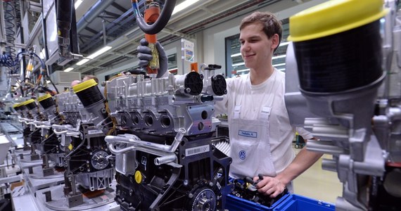To niemiecki Volkswagen ma być tajemniczym inwestorem, który wybuduje w Polsce nowy zakład - twierdzi agencja Reutera. Kilka dni temu wicepremier Janusz Piechociński ogłosił, że do końca roku ma podpisać umowę z wielkim koncernem motoryzacyjnym na budowę u nas nowej fabryki. Pracę mają w niej znaleźć nawet 3 tysiące osób.
