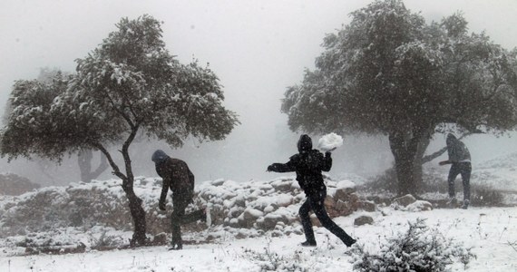 Zima zaskoczyła mieszkańców Izraela i Palestyńczyków. Opady śniegu w Jerozolimie, największe od 1953 roku, sparaliżowały komunikację miejską. Nie kursują też autobusy dalekobieżne, zamknięto szkoły. Na północy Izraela dziś  spadło 10 cm śniegu. 