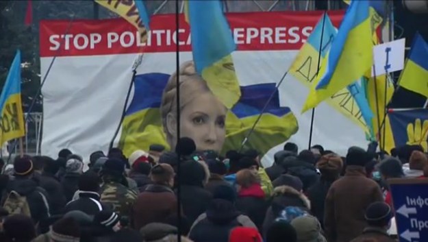 Pomimo zapowiedzi ukraińskiego rządu, że wkrótce zostanie podpisana umowa o współpracy z Unią Europejską, na ulicach Kijowa wciąż trwają protesty.


W czwartek premier kraju poinformował, że porozumienie z UE stało się możliwe po tym, jak Unia obiecała większą pomoc dla tej byłej republiki radzieckiej. 


To kolejny, tym razem pro-europejski zwrot w polityce Wiktora Janukowycza, który dwa tygodnie temu odrzucił porozumienie z UE. Od tego czasu trwają protesty na Placu Niepodległości w Kijowie. Doszło tam do kilku starć z policją.


- Jesteśmy tutaj dla naszej wolności. To nasze prawo. Ukraina musi być w Europie. Zostaniemy tu, dopóki nie zwyciężymy - mówił jeden z protestujących.


- Myślę, że zostaniemy tu do 17 grudnia, kiedy to prezydent ma podpisać porozumienie z UE. To będzie decydujący dzień - mówił inny z demonstrantów.