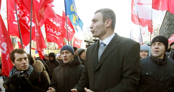 Witalij Kliczko i inni opozycyjni przywódcy pojawili się na rozmowach przy okrągłym stole z prezydentem Ukrainy Wiktorem Janukowyczem. "Ta dyskusja powinna otworzyć drogę do porozumienia, którego tak oczekuje nasze społeczeństwo. Brak stabilizacji negatywnie wpływa nie tylko na wizerunek państwa, ale i na życie ludzi oraz sytuację gospodarki" - podkreślił Janukowycz rozpoczynając obrady.