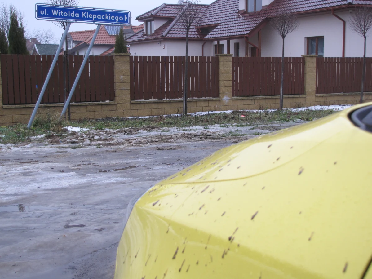 Główne gruntowe drogi na osiedlu Lipniak w Lublinie zostaną na wiosnę naprawione. To efekt Interwencji RMF FM. Mieszkańcy poskarżyli się nam, że gruntowe drogi prowadzące do domów nadają się dla czołgów i traktorów, a nie dla samochodów osobowych, czy pieszych. Mieszkańcy nawet nie marzą o zupełnie nowych asfaltowych ulicach, bo wiedzą, że to nierealne w najbliższych miesiącach, czy roku. 