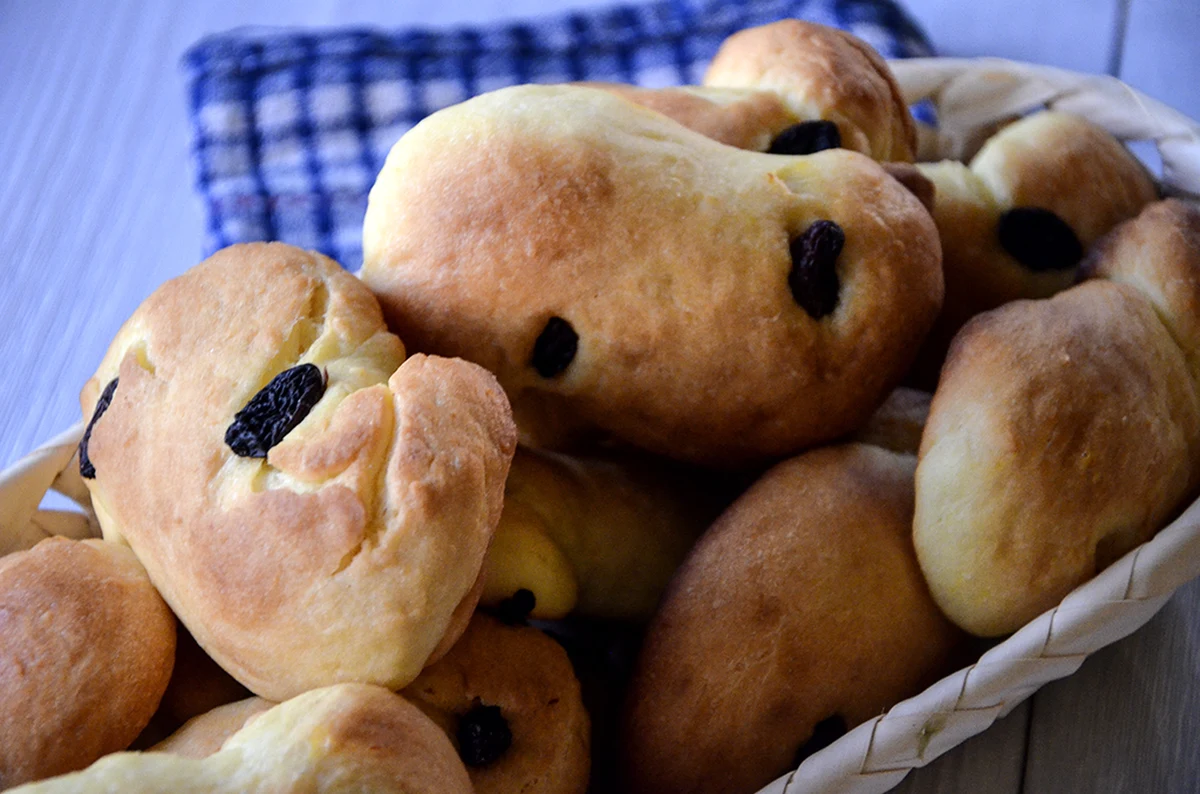Miękkie, maślane, pachnące najcenniejszą przyprawą świata - szafranem. Szwedzkie Lussekatter, wypiekane 13 grudnia, w Dzień Świętej Łucji, będą smakować o każdej porze roku. Idealne nie tylko na śniadanie. 