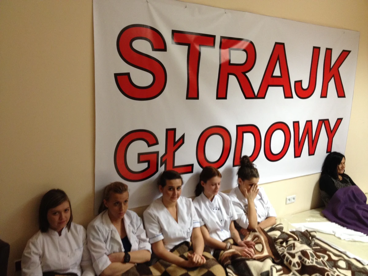 ​Szokująca głodówka protestacyjna kilkunastu osób w szpitalu onkologicznym w Wieliszewie na Mazowszu. Pacjenci i ich rodziny sprzeciwiają się zbyt niskiemu kontraktowi z Narodowym Funduszem Zdrowia na przyszły rok i limitowaniu świadczeń. NFZ twierdzi jednak, że kontrakt jest wyższy niż w ubiegłym roku. 