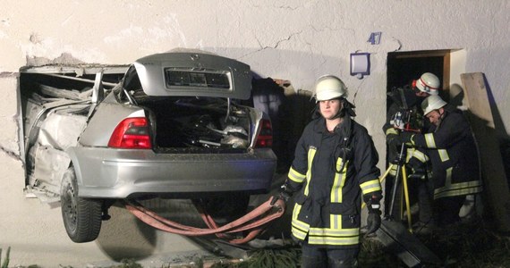 Do tragicznego wypadku doszło w niemieckiej miejscowości Ochsenhausen-Reinstetten. 75-letni mężczyzna stracił kontrolę na pojazdem, przeleciał w powietrzu 15 metrów i uderzył w ścianę domu. Zginął na miejscu. Poważnie też ucierpiała starsza para – mieszkańcy zniszczonego budynku.