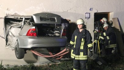 Tragiczny wypadek. Auto aż wbiło się w ścianę domu