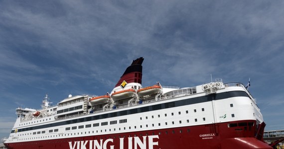 Prom pasażerski, który osiadł na mieliźnie u wybrzeży Wysp Alandzkich, zmierza do portu w Mariehamn. Na pokładzie statku jest prawie 2 tysiące pasażerów. 
