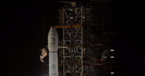 Sukces chińskich naukowców - sonda Chang'e-3 wylądowała na Księżycu. Informację przekazała państwowa agencja Xinhua. Jest to pierwsze miękkie lądowanie na Księżycu od prawie czterech dekad.